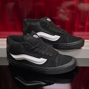 Vans Knu Mid Black/Black/White – Men’s 9 / Women’s 10.5 – New w/ Box